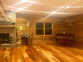 Avskilt, privat 5000 Square Foot Luxury Lodge ligger på 20 trädbevuxen tunnland. - Image 3