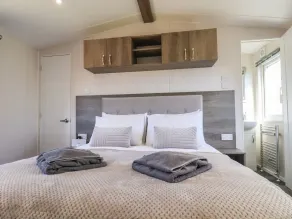 HONEYSUCKLE LODGE, pet friendly, luxury holiday cottage in Staithes - Image 5