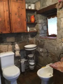 Podpec: Casa histórica rodeada de vegetación con absoluta privacidad - Image 3