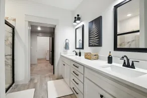 Brand New Cool Comfy Lawrence Retreat 3 Bedroom Duplex - Image 2