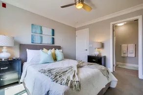 STUNNING TOP LEVEL END UNIT 3 BLOCKS TO OCEAN VIEW - Image 4