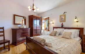 Charming 3-BR Villa for 7 with pool, near the sea - Image 4