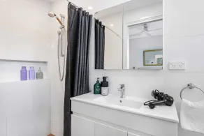 A Private Garage Suite in Forest Lodge - Image 5
