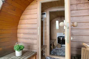 Lakefront Holiday Cottage with Private Terrace and Wi-Fi - Image 2