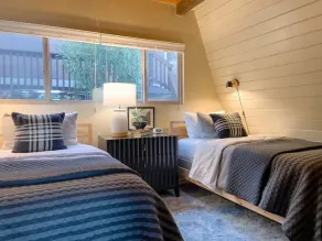OMG VIEWS for relaxing getaway. KING bed / 🔥WiFi - Image 5