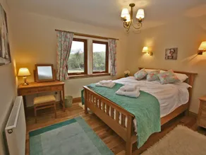 Luxury lodge situated idyllically on the edge of a small working farm - Image 4