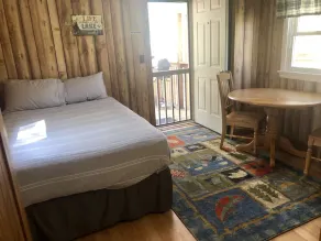 Studio cabin on private lake, pet friendly - Image 3