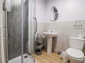 ACORNS, pet friendly, character holiday cottage in Holywell - Image 5