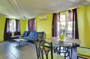 Ferienwohnung nur 500 Meter bis zum Kieselstrand mit großem Pool , Schlafzimmer, Bad, Küche, Klima, WLAN - Image 5