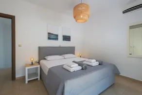 Lovingly furnished house in a quiet location with heated pool and sea views - Image 4