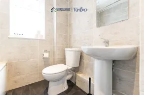 Spacious 2 Bedroom Manchester Home | Ideal for Contractors & Families - Image 3
