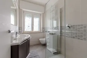 Nyligen renoverad lägenhet, modern och elegant, med sjöutsikt! - Image 2