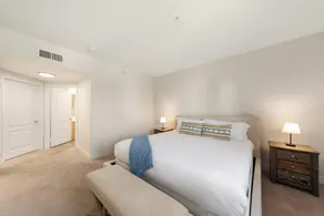 The Iris-Marina del Rey Getaway with A/C, Fast Wi-Fi & Serene Vibes - Image 4