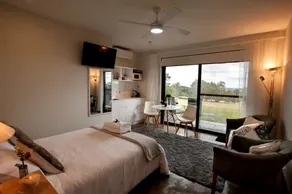 Hanging Rock Views, Queen Suite in classic bush setting - Image 5