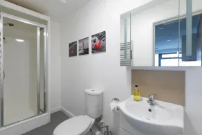 Stylish Studio Flat Steps Away from Train Station and University - Image 4