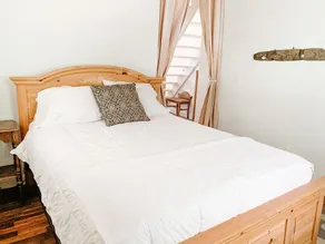 Waterfront 1 bedroom and loft cottage with small private pier on Garrett Bay - Image 5