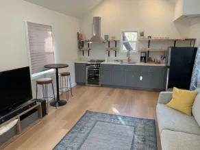 Cozy studio - easy access to all West Seattle has to offer! - Image 2