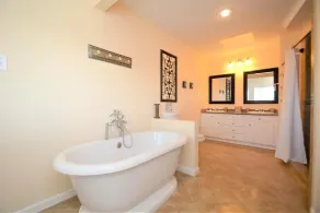 Beautiful Lake front 4 bedroom home with swimming pool and spa - Image 5