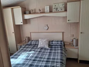 2Bed-Cabin Sleeps 4 WiFi Free Parking Sea Views - Image 3