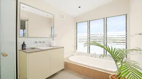 C'est LA VIE, WAMBERAL - BEACHFRONT MED POOL, FANTASTISK OCEAN VIEWS - Image 3