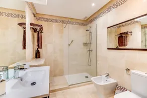 Apartment with sea views in Puerto Banus - Image 2
