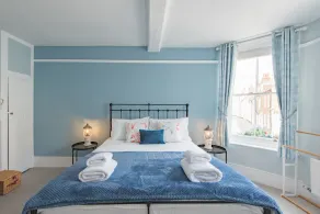 A gorgeous, dog Friendly, 3 bedroom seaside holiday home in the centre of Deal - Image 5