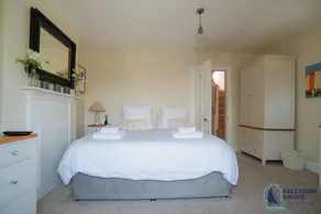 Stylish Coastal Living - Prime Location, Garden and Parking - Image 5