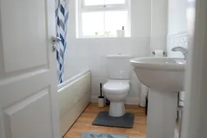Stunning 6-Bed House in Milton Keynes - Image 3