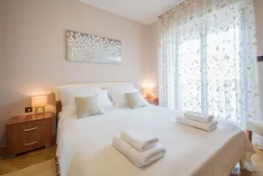Wonderful new villa, lush fenced garden, private pool - Image 4