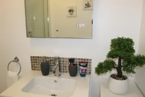 Spacious 2-Bed 2-Bath Apartment with Free Parking - Central Poole - Image 4