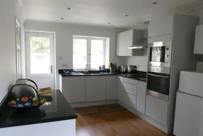 Maison idéale pour des vacances en famille avec un accès facile aux promenades côtières - Image 3