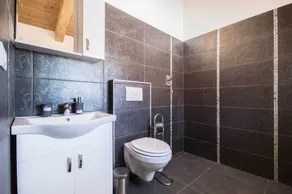 Fully fenced, pet-friendly, ideal for families - Image 3
