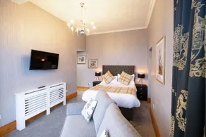 Country Property, Spectacular Seaviews & Hot Tub, 6 en-suite bedrooms Sleeps 12+ - Image 5