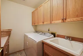 1 Colonial, à quelques pas du village et SHARC, foyer, 5 Master Suites, 6 bains, passes SHARC, bain à remous - Image 3