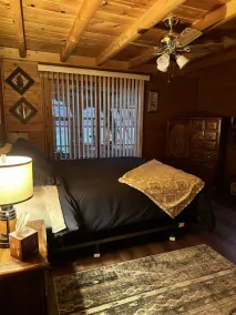 Beautiful cabin in the woods close to skiing, hiking and shopping with hot tub. - Image 5