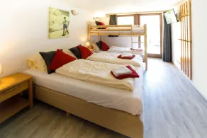 Double room, shower, toilet, facing the pool - Image 5