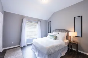 Spacious Hollywood Glam Home, Pet-Friendly Comfort for the Perfect Stay - Image 5