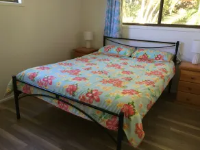 Spacious Straddie family retreat sleeps up to 10, walk to Cylinder Beach - Image 5