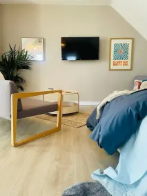 Lovely bijou loft apt, one road back from the sea - Image 5