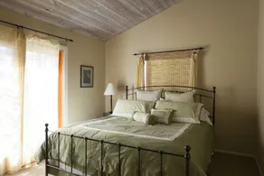 Discover Los Olivos charm, just steps to great restaurants and wine tasting. - Image 3