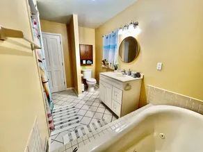 Stunning Lakeview Home: 2BR+Loft, Kayaks, Fire Pit & Shaded Yard – Pet Friendly! - Image 5