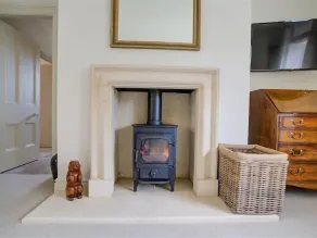 THE OLD DAIRY, romantic, character holiday cottage in Burford - Image 2