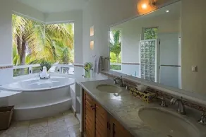 Fully staffed oceanfront Villa in gated community - Image 2