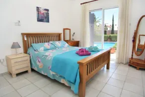 Garden apartment with sea views - Image 3