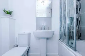Lovely three bed home Manchester - Image 3