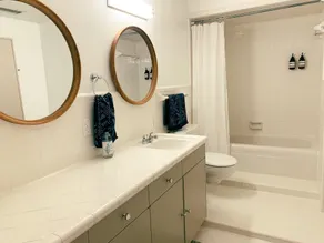 University Home - 6BRs - Sleeps 10 - Image 2