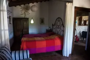 Ferme du 17ème siècle, mobiliers anciens, beaucoup de fleurs - Image 3