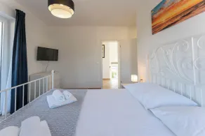 Exklusive Villa mit großzügigem Poolbereich - Image 3