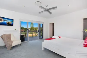5⭐️ Family Luxury Waterfront home in Central Broadbeach - Image 4