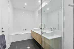 Across the road from Main Beach Anglesea- luxury new townhouse, steps to cafes - Image 3